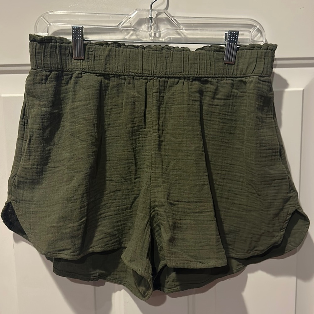Universal thread, goods company, size medium, pull on shorts